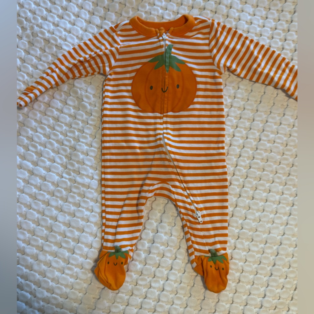 Old‎ Navy Pumpkin 0-3m pajamas